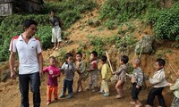 "Chăn ấm cho em" đến với thầy cô giáo và học sinh Nậm Pồ, Điện Biên