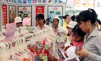 Phiên chợ hàng Việt về nông thôn đầu tiên của năm 2014