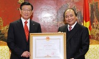 Trao bằng khen của Thủ tướng chính phủ cho Chủ tịch tập đoàn Kumho Asiana (Hàn Quốc)