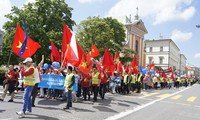 Hàng nghìn người Việt Nam tại Ba Lan tuần hành phản đối Trung Quốc