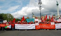 Người Việt tại Hungary tuần hành phản đối Trung Quốc 