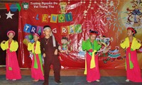 Trẻ em người Việt tại Lào vui đón tết Trung Thu
