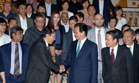 Thủ tướng Nguyễn Tấn Dũng tiếp các nhà báo dự Hội nghị thường niên Mạng thông tin Châu Á