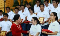 Phó Chủ tịch nước Nguyễn Thị Doan tiếp đoàn học sinh, sinh viên đoạt giải Olympic quốc tế 