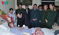 Chủ tịch nước Trương Tấn Sang thăm quân nhân bị nạn trong vụ rơi máy bay trực thăng 