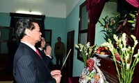 Thủ tướng Nguyễn Tấn Dũng dâng hương tưởng niệm Chủ tịch Hồ Chí Minh tại nhà 67