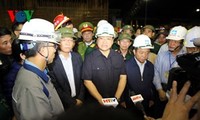 Phó Thủ tướng Hoàng Trung Hải kiểm tra công tác cứu hộ, cứu nạn tại hiện trường 
