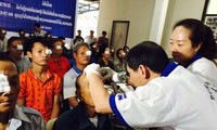 Việt Nam giúp Lào phẫu thuật mắt miễn phí cho bệnh nhân nghèo