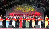 Phó Thủ tướng Vũ Văn Ninh cắt băng khai mạc Lễ hội Khám phá Việt Nam năm 2015 tại Vương quốc Anh