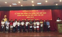 Lễ trao Quyết định học bổng cho con em Việt kiều Lào
