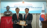 Trao tặng kỷ niệm chương cho nguyên Tổng Thư ký Trung tâm ASEAN-Hàn Quốc