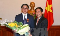 Thứ trưởng Ngoại giao Bùi Thanh Sơn trao Huân chương Hữu nghị cho Đại sứ Singapore tại Việt Nam