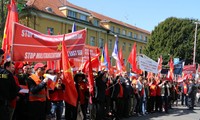Hình ảnh người Việt ở Séc biểu tình phản đối Trung Quốc quân sự hóa biển Đông