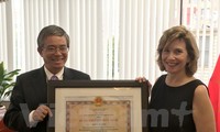 Trao tặng Huân chương hữu nghị cho Chủ tịch Phòng Thương mại Hoa Kỳ tại Hà Nội 