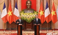Chủ tịch nước Trần Đại Quang và Tổng thống Pháp Francois Hollande họp báo 