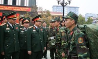 Đại tướng Ngô Xuân Lịch kiểm tra công tác sẵn sàng chiến đấu và chúc Tết tại Lữ đoàn 205 