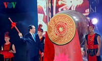 Chủ tịch nước Trần Đại Quang đánh trống khai hội Du lịch Cửa Lò năm 2017