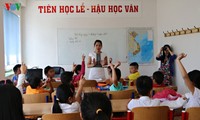 Trao tặng bộ sách giáo khoa cho người Việt tại Cộng hòa Czech
