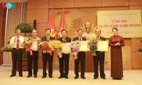 Trao Huy hiệu 40 năm tuổi Đảng cho Nguyên chủ tịch Quốc hội Nguyễn Sinh Hùng