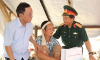 Phó Chủ tịch Quốc hội Đỗ Bá Tỵ thăm hỏi bà con vùng lũ tỉnh Sơn La
