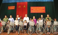 Phó Thủ tướng Trương Hòa Bình tặng quà học sinh nghèo hiếu học tại Vĩnh Phúc 