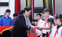 Phó Chủ tịch Thường trực Quốc hội Tòng Thị Phóng trao quà trung thu cho trẻ em Bến Tre 