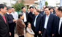 Thủ tướng Nguyễn Xuân Phúc thăm, động viên bà con sản xuất nông nghiệp tại Nam Định 