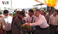 ĐSQ Việt Nam tặng quà hỗ trợ kiều bào tại Biển Hồ Campuchia đón Tết
