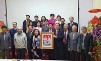 Chủ tịch Ủy ban Trung ương MTTQ Việt Nam chúc mừng cán bộ ngành Y tế