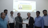 Đại học Bangladesh phong hàm GS danh dự cho GS BS gốc Việt