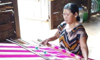Gìn giữ nghề dệt thổ cẩm ở buôn Kmrơng Prong A