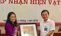 Cựu binh Pháp trao tặng bức chân dung Chủ tịch Hồ Chí Minh được lưu giữ 70 năm