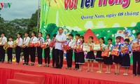 Thủ tướng Nguyễn Xuân Phúc vui hội Trung thu với các cháu thiếu nhi vùng "rốn lũ" Quảng Nam