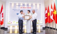 Tặng bằng khen của Bộ trưởng Ngoại giao cho TS Nguyễn Thanh Mỹ 