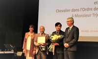 Pháp trao tặng Huân chương Hiệp sĩ cho hai chuyên gia Việt Nam