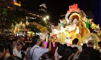Đường hoa Nguyễn Huệ, thành phố Hồ Chí Minh thu hút đông du khách