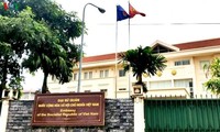 Đại sứ quán thăm dò nguyện vọng về nước của người Việt tại Lào