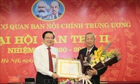 Trao huy hiệu 50 năm tuổi Đảng tặng nguyên Phó Thủ tướng Chính phủ Trương Vĩnh Trọng
