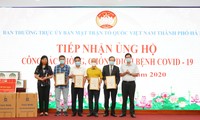 BV Hồng Ngọc trao tặng Hà Nội 20.000 bộ môi trường lấy mẫu xét nghiệm COVID-19