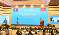 Việt Nam trao tượng trưng 1000 tấn gạo hỗ trợ Lào
