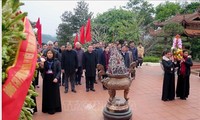 Phó Chủ tịch Quốc hội Phùng Quốc Hiển dâng hương tưởng niệm Chủ tịch Hồ Chí Minh tại ATK Định Hóa, Thái Nguyên