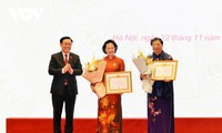 Chủ tịch Quốc hội Vương Đình Huệ trao Huy hiệu Đảng, Huân chương cho nguyên lãnh đạo Quốc hội