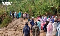 Mưa lũ gây ngập lụt diện rộng tại miền Trung, 9 người chết