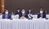 Chủ tịch Quốc hội Vương Đình Huệ dự toạ đàm bàn tròn với các tập đoàn lớn của Hàn Quốc