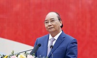Chủ tịch nước Nguyễn Xuân Phúc trao quà Tết cho các hộ nghèo tại Đà Nẵng