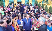 Chủ tịch nước Nguyễn Xuân Phúc gặp mặt Đoàn đại biểu già làng, trưởng bản, nghệ nhân tiêu biểu