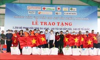 Tặng cờ, phao cứu sinh đa năng cho ngư dân tỉnh Bình Thuận