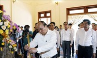 Chủ tịch nước Nguyễn Xuân Phúc dâng hương Thủ tướng Võ Văn Kiệt