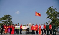 15.000 lá cờ Tổ quốc tặng tỉnh Kon Tum