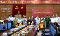 Phó Chủ tịch nước Võ Thị Ánh Xuân thăm, tặng quà gia đình chính sách tại Hà Tĩnh 